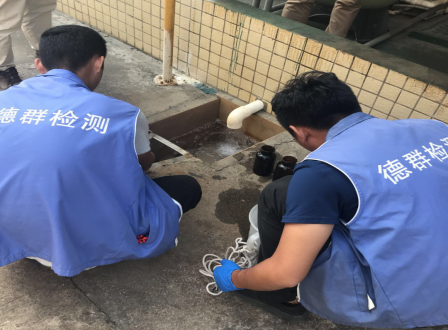 環(huán)保督察前來溢格取水樣做監(jiān)察